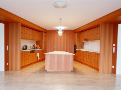Eingangs- und offener Küchenbereich