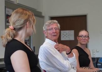 Bernd Dämmrich als Zeitzeuge im Gespräch mit zwei Studentinnen an der Universität Passau am 4.6.2025