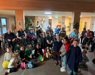 Kindergarten besucht das Altenheim