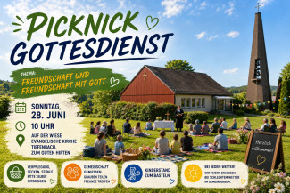 Plakat zum Picknick-Gottesdienst mit der Kirche im Hintergrund und sitzenden Menschen davor